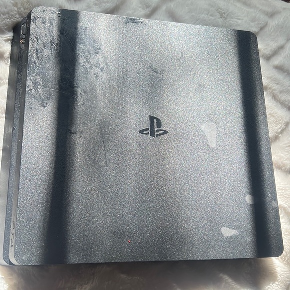 PS4 - Picture 1 of 2